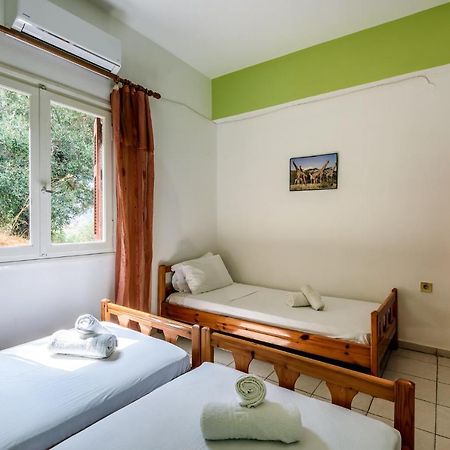 Antonis Studio Apartment Sfinárion Екстериор снимка