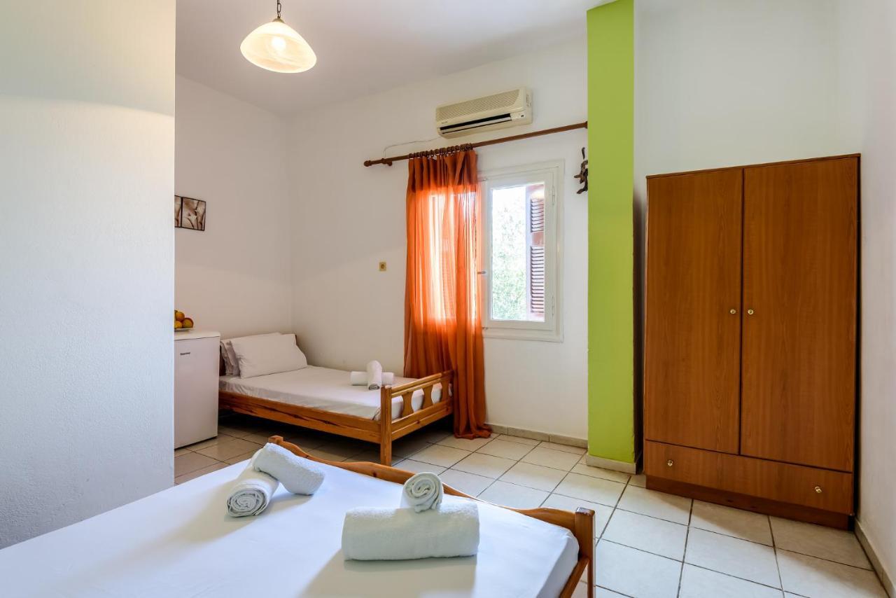 Antonis Studio Apartment Sfinárion Екстериор снимка